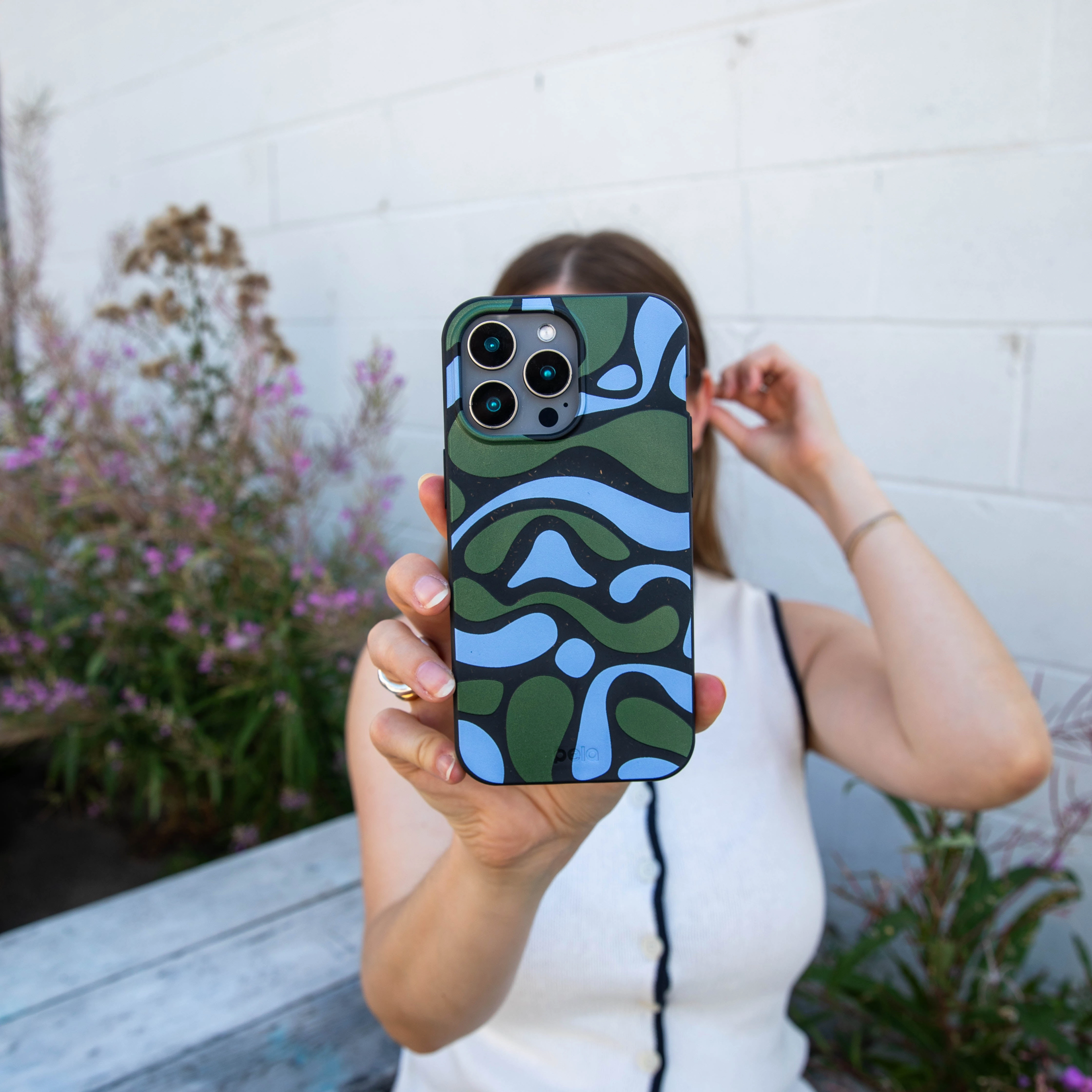 Modern Surface Design Soft Edge Black Curve and Flow iPhone 17 Pro Max Case