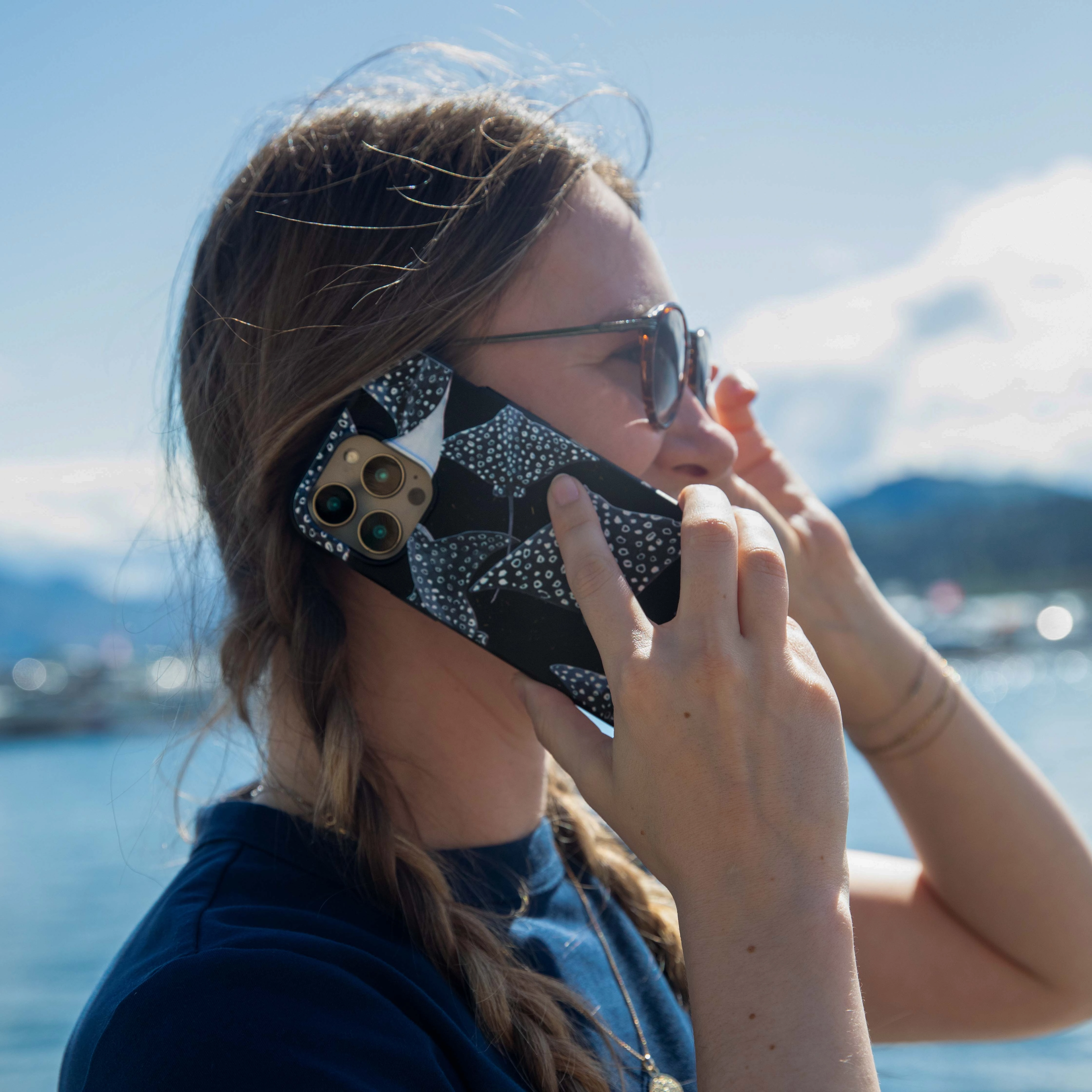 Trendy Look Ergonomic grip Black Midnight Rays iPhone 17 Pro Max Case